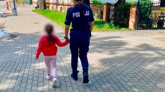 5-latka wyszła sama z marketu w Olecku. Samotne dziecko zauważyła przypadkowa kobieta