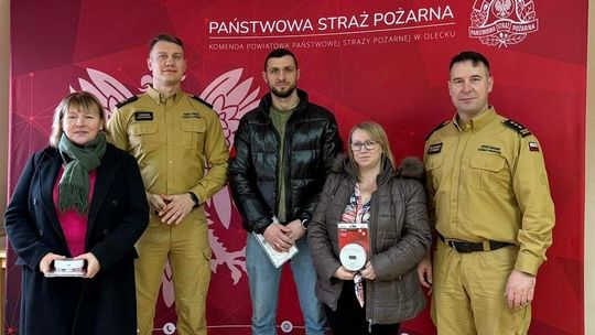 Bezpieczniej w domach mieszkańców Olecka. Czujniki rozdane