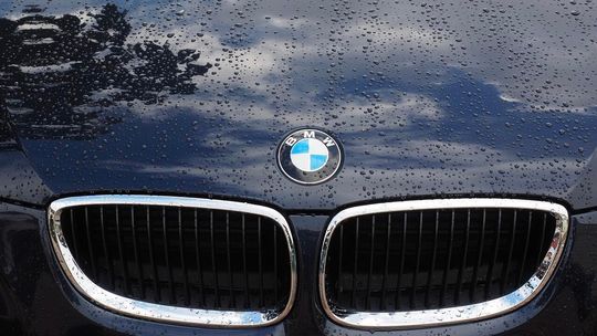 BMW i 56 km/h za dużo. Surowa kara dla młodego kierowcy