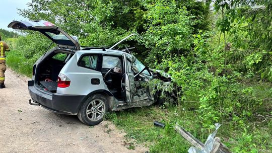BMW uderzyło w drzewo. Śmigłowiec LPR zabrał rannego do szpitala