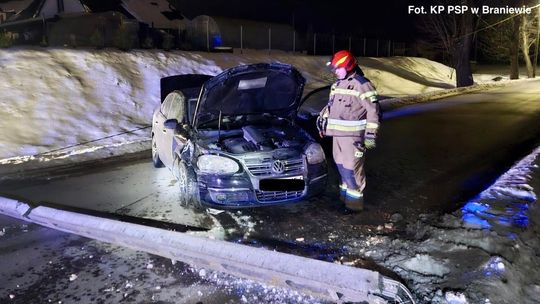 Braniewo: uderzyła w słup i złamała go. Droga była zablokowana