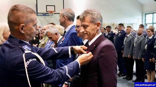 Burmistrz Lidzbarka Warmińskiego odznaczony. Pięciu nowych policjantów trafi do miejscowej komendy
