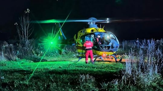 Chłopiec przewrócił się na hulajnodze. Zabrał go śmigłowiec Chłopiec przewrócił się na hulajnodze. Zabrał go śmigłowiec