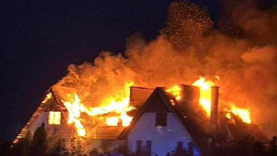 Dach w ogniu, mieszkańcy ewakuowani. Nocna walka z pożarem w Sedrankach