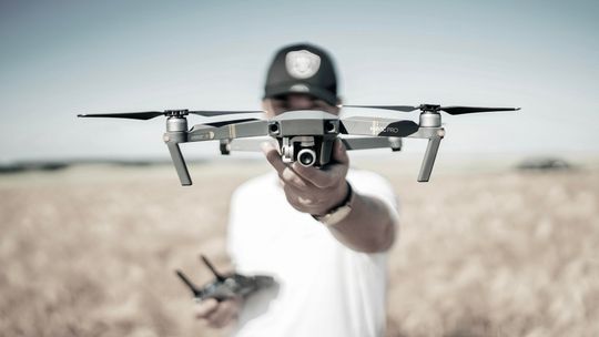 Dron nad polami w gminie Dubeninki. Interweniowała policja