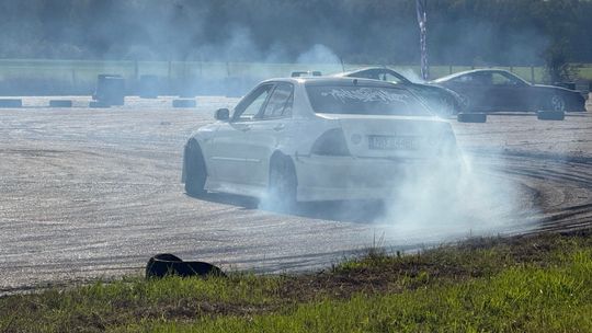 Dym, ryk silników i tłumy w Ornecie. Drift Show dla OSP Henrykowo