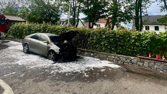 Dym spod maski i ogień. Kierowca sam zaczął gasić pożar