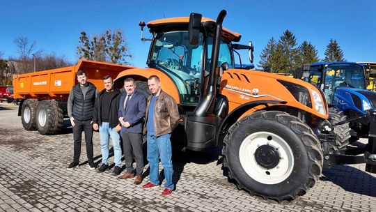 Gmina Lidzbark Warmiński inwestuje w drogi i bezpieczeństwo. Kolejny ciągnik zasilił park maszynowy