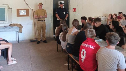 Gołdapscy strażacy i policjanci wizytowali obóz harcerski pod namiotami