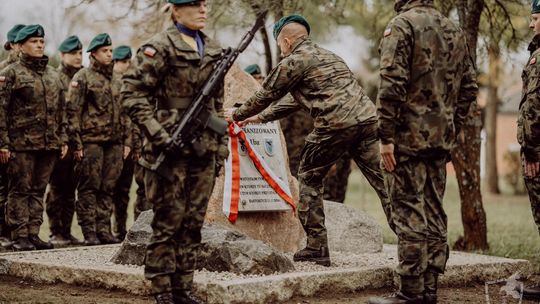 Hołd dla obrońców Ojczyzny. Odsłonięcie tablicy pamiątkowej w garnizonie Bartoszyce