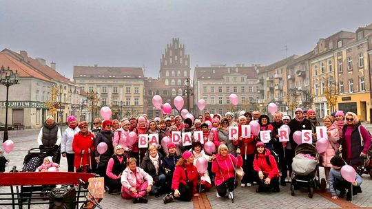 Marsz Różowej Wstążki w Bartoszycach. Nie tylko panie apelowały: badaj piersi!