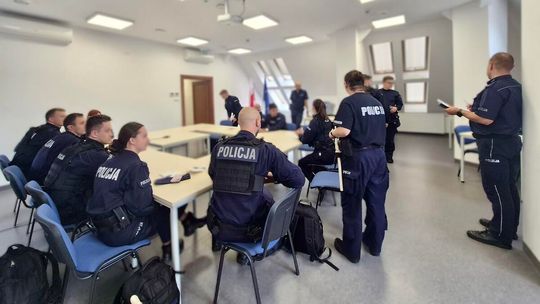 Młodzi policjanci z Akademii w Szczytnie zdobywają praktykę w Mrągowie – pierwszy krok w stronę odpowiedzialnej służby