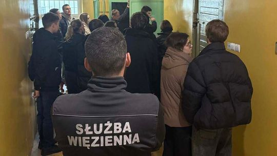 Młodzież z Bartoszyc i Górowa Iławeckiego odwiedziła Zakład Karny w Kamińsku