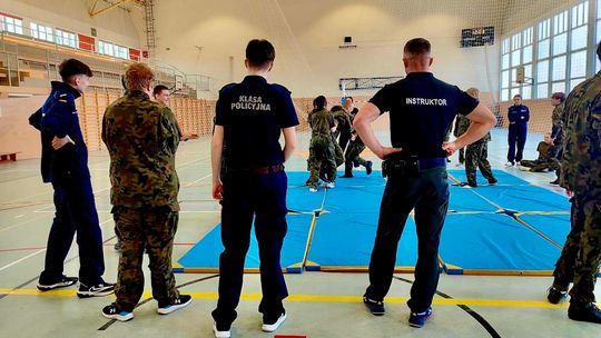 Mundurowa lekcja w praktyce. Policjanci spotkali się z uczniami w Węgorzewie