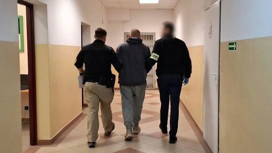 Nóż przy gardle, skradzione Audi i setki litrów paliwa. Dwie osoby trafiły do aresztu