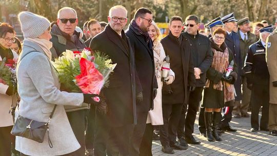 Olecko: Wojewoda i oleccy samorządowcy oddali hołd ofiarom stanu wojennego