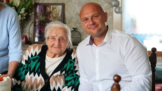 Pani Maria z Żabina skończyła 101 lat. Wójt gminy Banie Mazurskie z wizytą u jubilatki