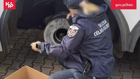 Papierosy w dachu i hamulcach autobusu. Przemyt udaremniony w Bezledach