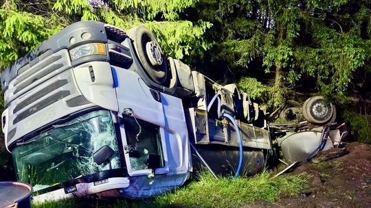 Pijany kierowca dachował ciężarówką do przewozu mleka. Miał blisko 2 promile