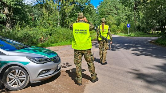Pijany kierowca próbował uciec Straży Granicznej. Wjechał w krzaki i tłumaczył się „setką wódki”