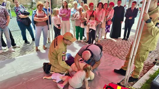Po mszy zamiast do domu – na naukę pierwszej pomocy. Cenna inicjatywa w Lidzbarku Warmińskim