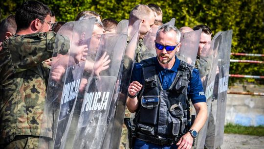 Policyjni instruktorzy szkolą żołnierzy przed służbą na granicy