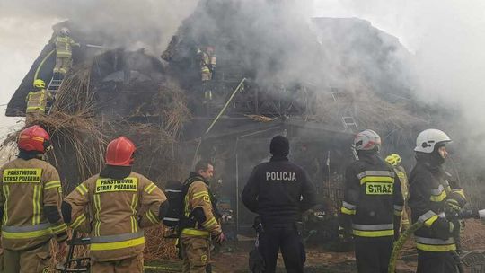 Pożar domu w Mikołajkach. Policjanci i strażacy uratowali kobietę z niepełnosprawnością