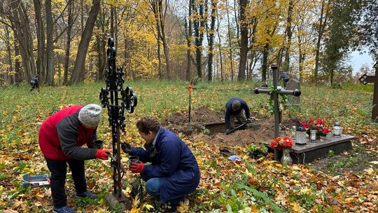 Prace porządkowe na zabytkowym cmentarzu w Bajorach Wielkich