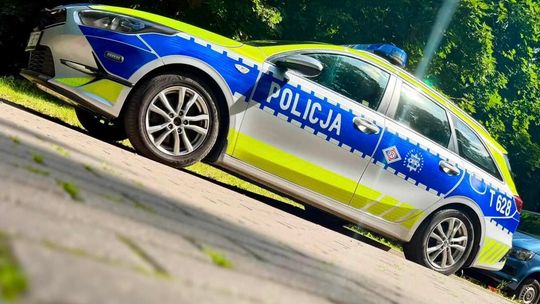 Rozbił auto na rondzie i odjechał busem. Wrócił do policjantów