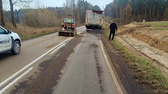 Rzepak na drodze. Poważne utrudnienia w ruchu na drodze Ślepie-Olecko