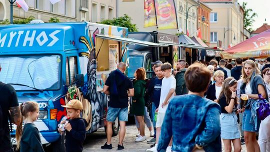 Smaki świata w Braniewie. Food trucki opanują amfiteatr.