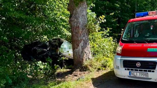 Śmiertelny wypadek na drodze w gminie Orneta. Kierowca Audi uderzył w drzewo
