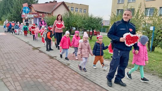 Stop przemocy! Przedszkolaki z sercami przeszły ulicami Bartoszyc