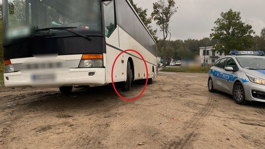 Takie "cuda" na trasie Piecki-Mrągowo. Jedno z przednich kół autobusu nie dotykało asfaltu