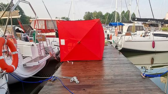 Tragiczny wypadek na jeziorze Górkło. 48-latek utonął po upadku z łodzi