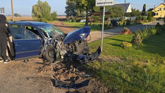 W Długim Lasku samochód osobowy uderzył w ładowarkę