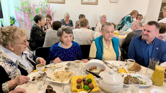 Wielkanocna atmosfera w Kłębowie. Seniorzy i władze gminy Lidzbark Warmiński przy jednym stole