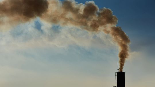 WIOŚ zamyka kotłownię. Czarny dym wciąż unosi się nad Mrągowem WIOŚ zamyka kotłownię. Czarny dym wciąż unosi się nad Mrągowem