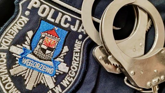 Wybił szyby, uszkodził drzwi i samochód. Spotkanie towarzyskie zakończyło się interwencją policji