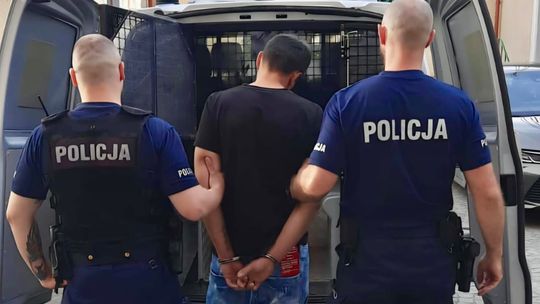 Z ciekawości... do aresztu. Przyszedł zapytać dlaczego go szukają