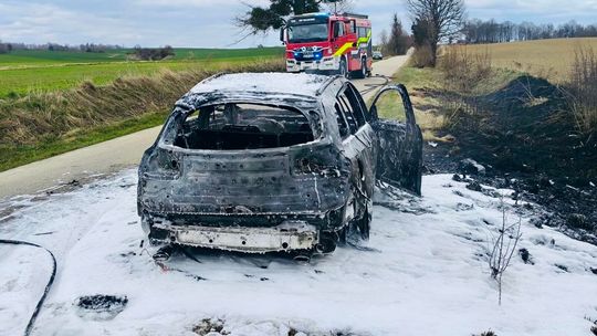Zadecydowały sekundy i szybka decyzja. Auto spłonęło doszczętnie