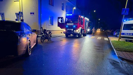 Zderzenie BMW z motorowerem. Motorowerzysta trafił do szpitala