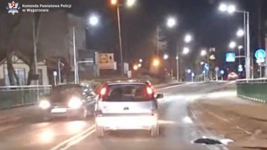 Zjeżdżał na przeciwny pas w Węgorzewie. Powód okazał się zaskakujący