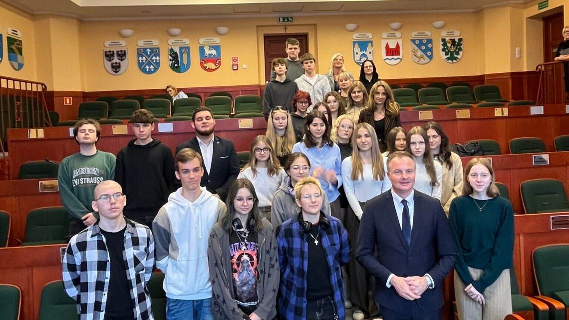 Akademia Demokracji: młodzi z Bartoszyc poznawali Urząd Marszałkowski Akademia Demokracji: młodzi z Bartoszyc poznawali Urząd Marszałkowski