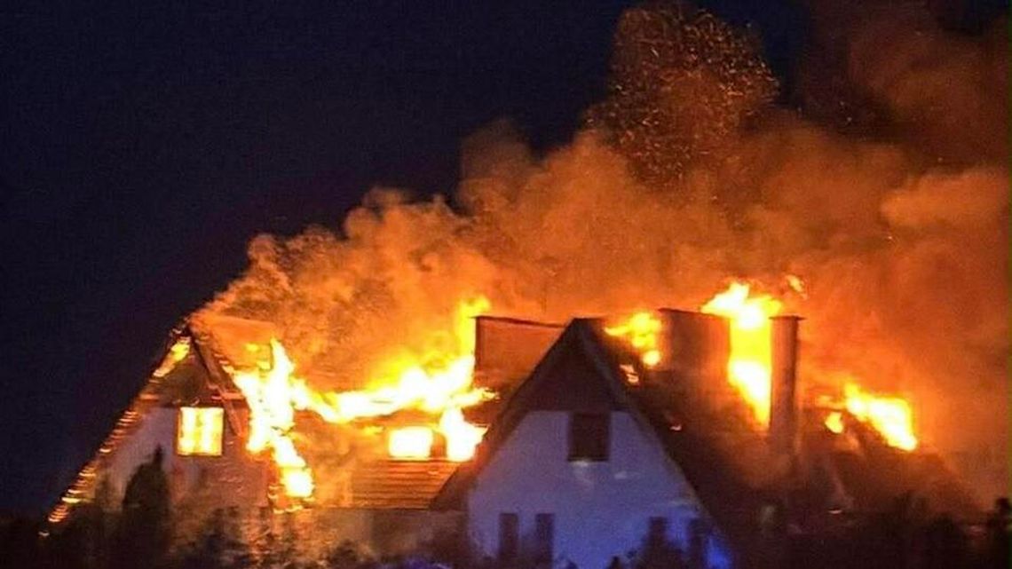 Dach w ogniu, mieszkańcy ewakuowani. Nocna walka z pożarem w Sedrankach