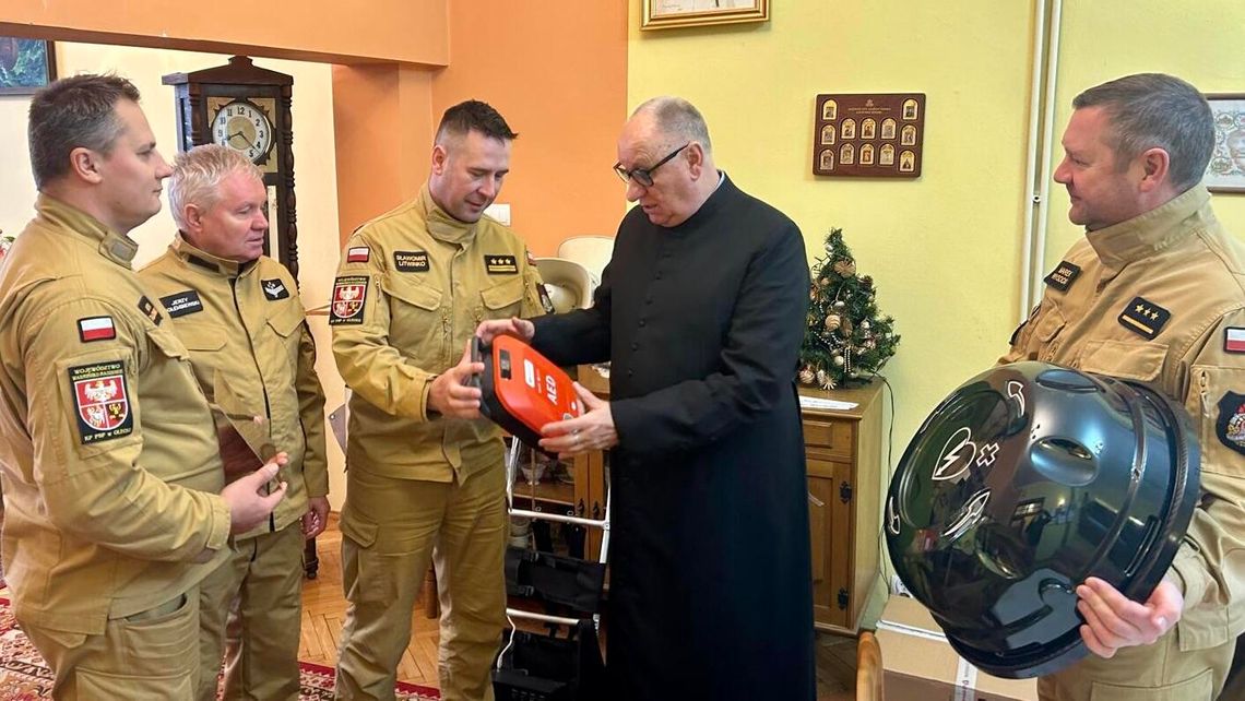 Defibrylator, który może uratować życie. Strażacy wsparli parafię w Olecku