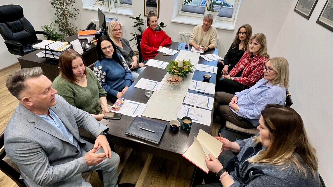 Demokracja bez teorii. Powiat Bartoszycki wprowadza Szkolne Budżety Obywatelskie Demokracja bez teorii. Powiat Bartoszycki wprowadza Szkolne Budżety Obywatelskie