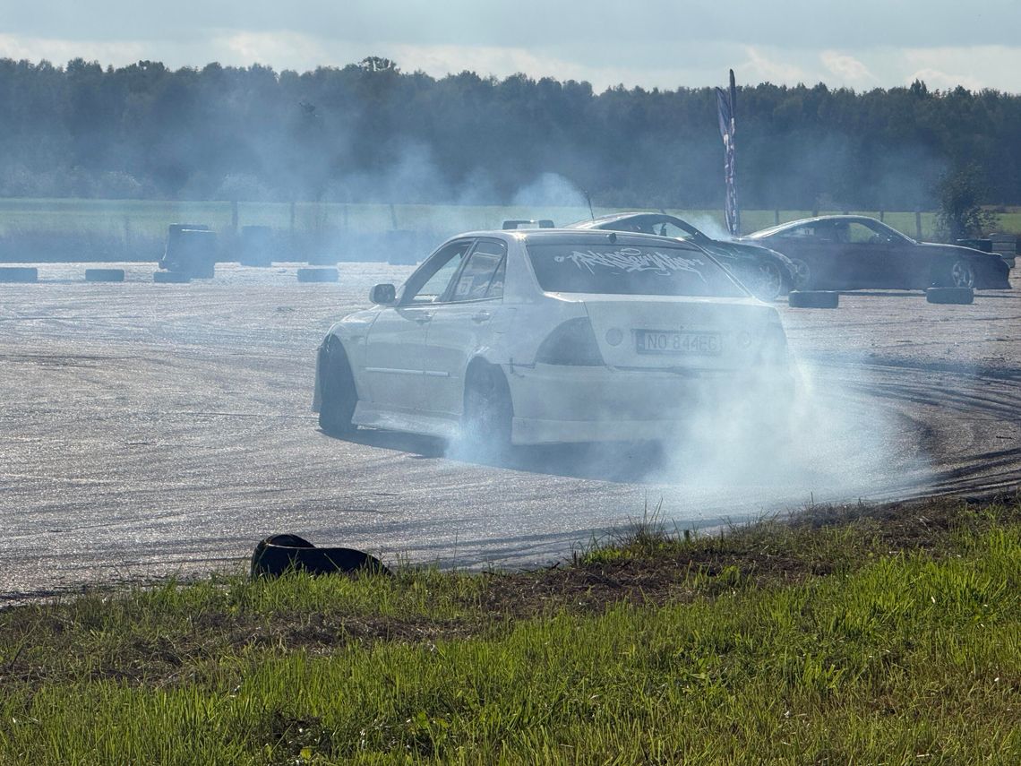 Dym, ryk silników i tłumy w Ornecie. Drift Show dla OSP Henrykowo Dym, ryk silników i tłumy w Ornecie. Drift Show dla OSP Henrykowo