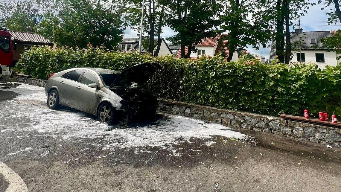 Dym spod maski i ogień. Kierowca sam zaczął gasić pożar
