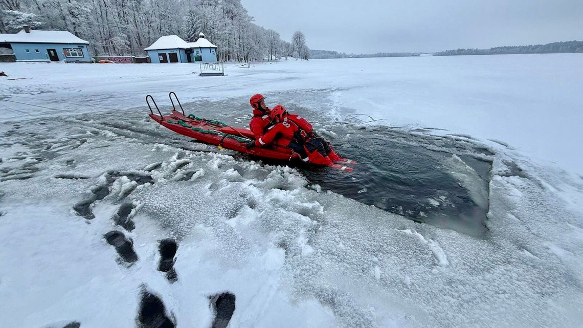 Dziś w Olecku: minuty, które ratują życie. Zobacz akcję strażaków na jeziorze Dziś w Olecku: minuty, które ratują życie. Zobacz akcję strażaków na jeziorze